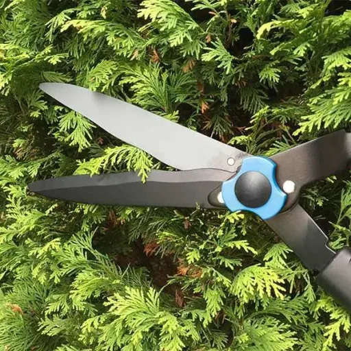 Hedge trimmer with wavy blade