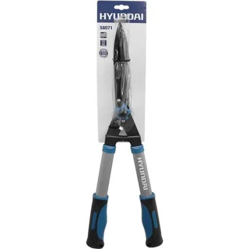 Hedge trimmer with wavy blade