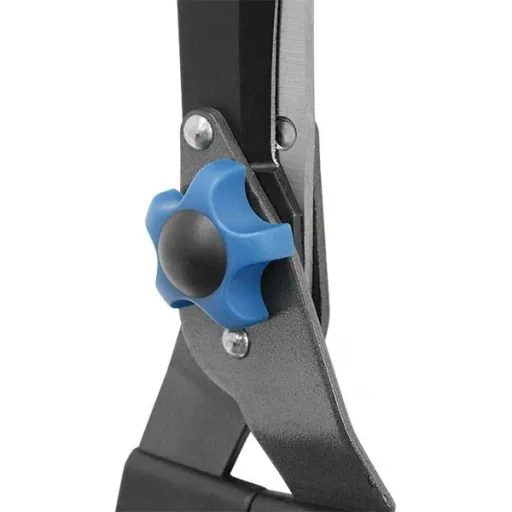 Hedge trimmer with wavy blade