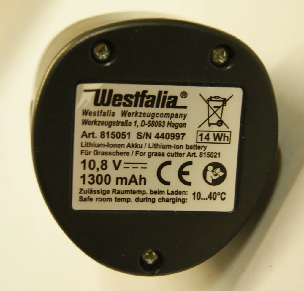 Replacement battery for cordless grass and shrub shears 10.8 Volt Li-Ion