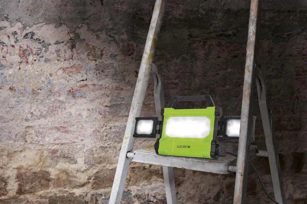 Swiveling LED work light with 3 light surfaces, 50 watts