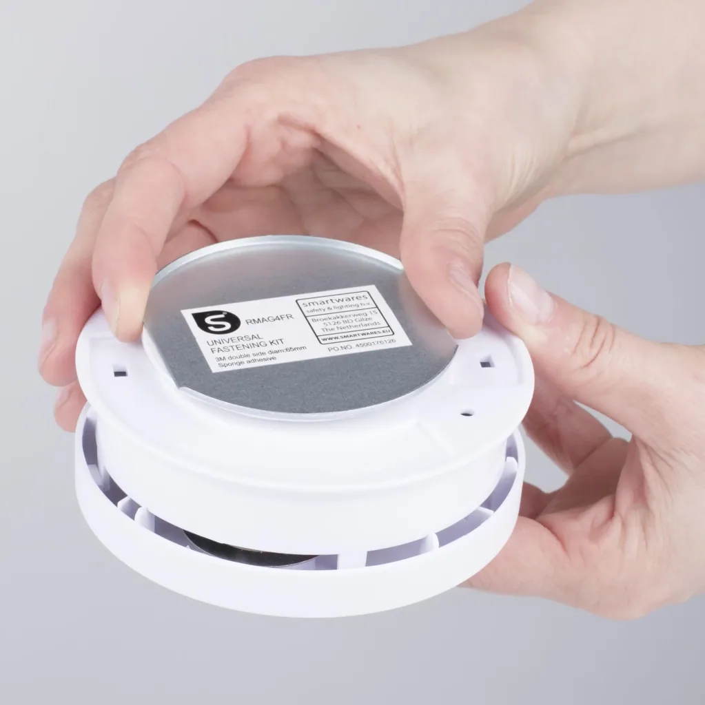 Magnetic mounting for smoke detectors - 4 pieces