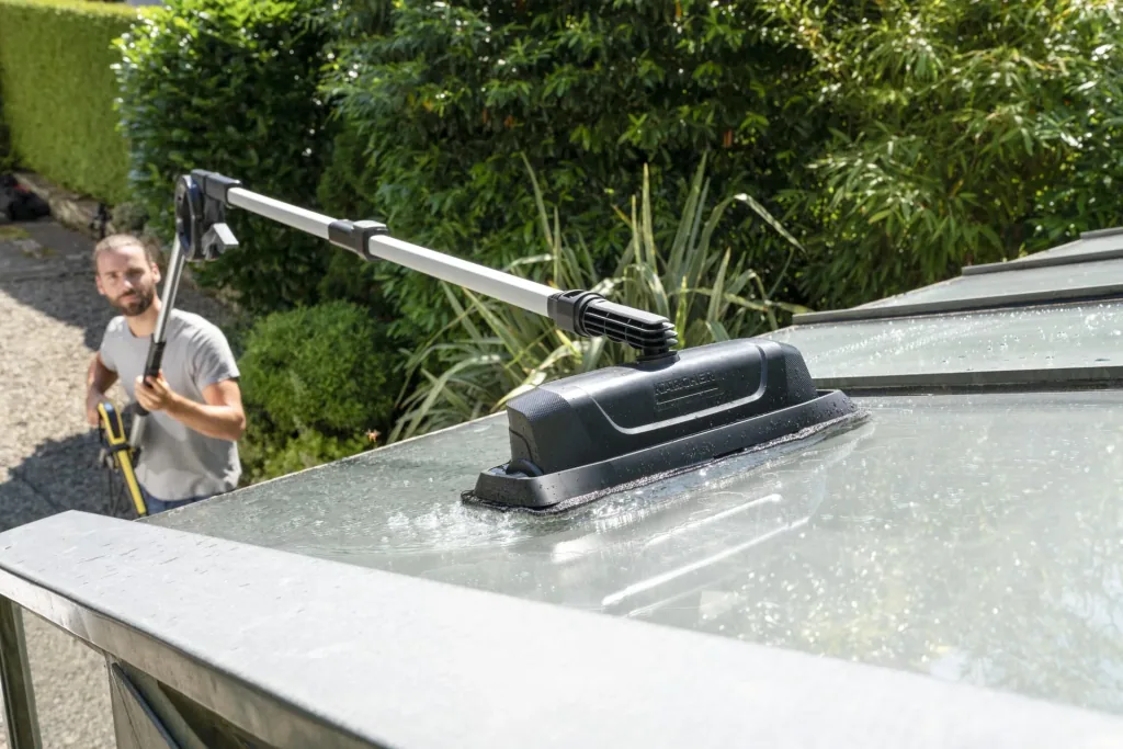Facade and glass cleaning attachment