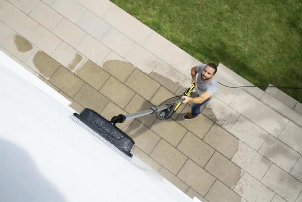 Facade and glass cleaning attachment