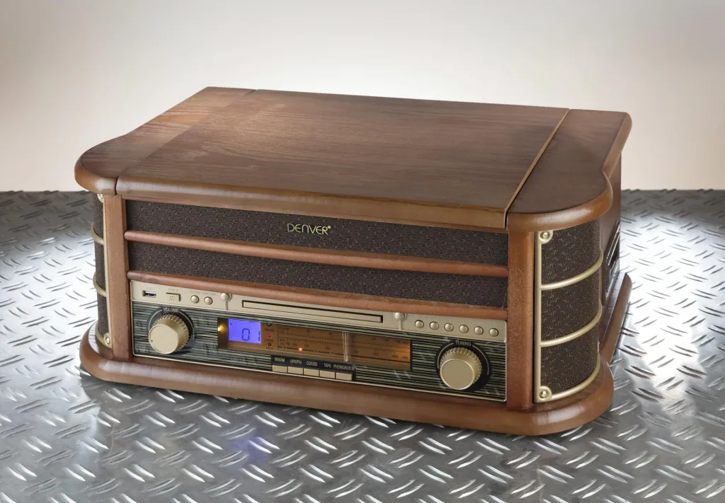 Retro record player with USB, CD, radio, cassette and speakers