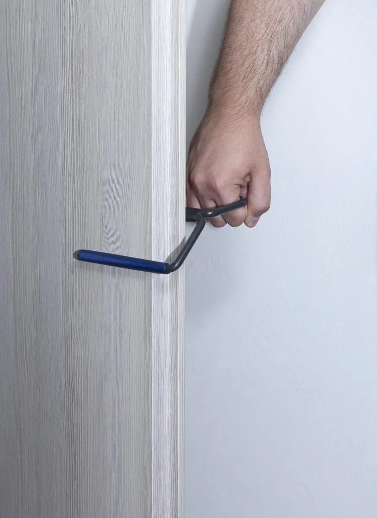 Universal lifting handle for doors, panels and other flat objects