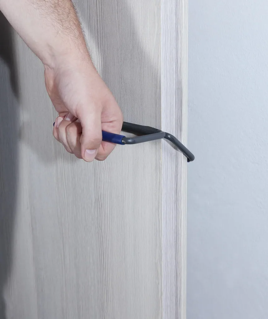 Universal lifting handle for doors, panels and other flat objects