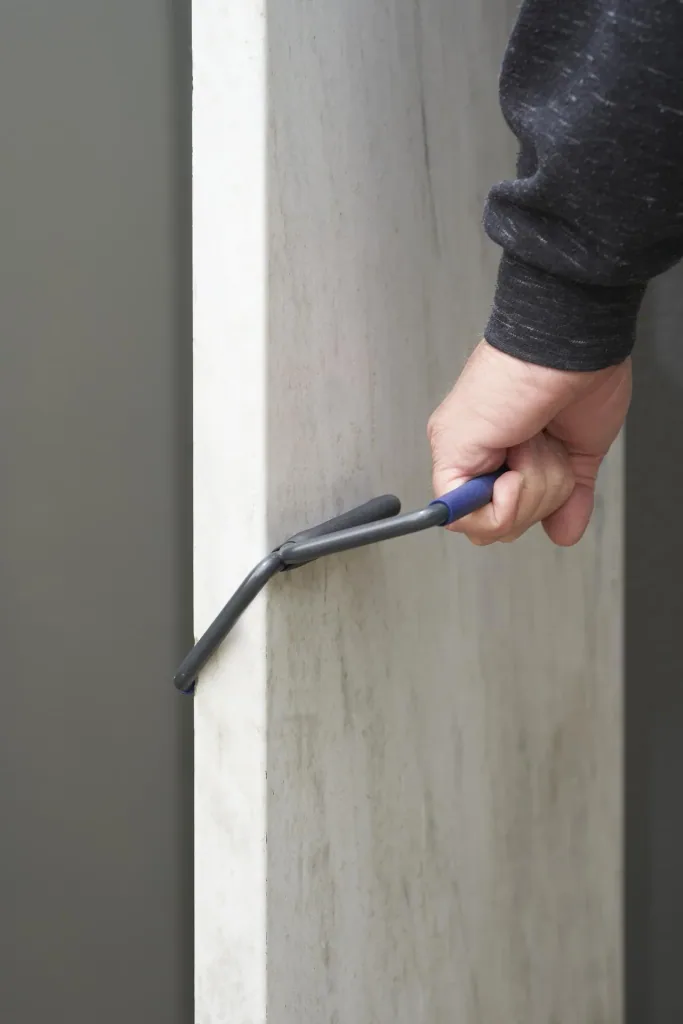 Universal lifting handle for doors, panels and other flat objects