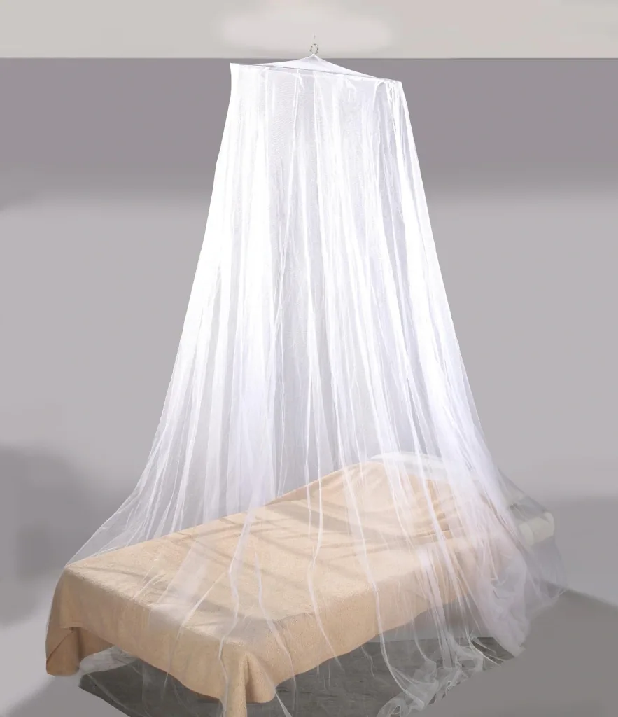 Mosquito net for attachment to the ceiling