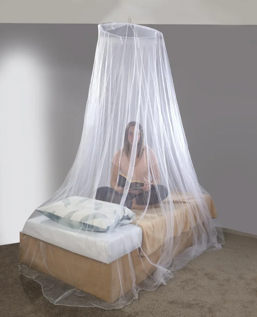 Mosquito net for attachment to the ceiling