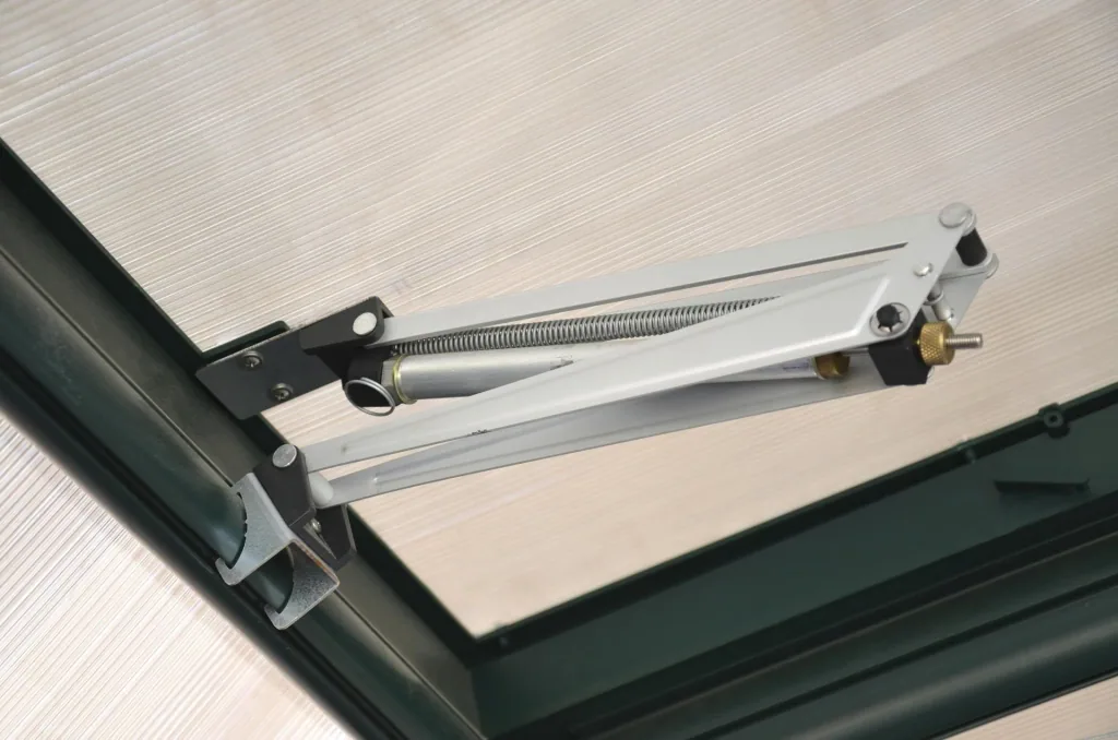 Automatic roof window opener for plastic greenhouses