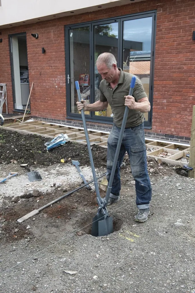 Post hole spade, solid metal design