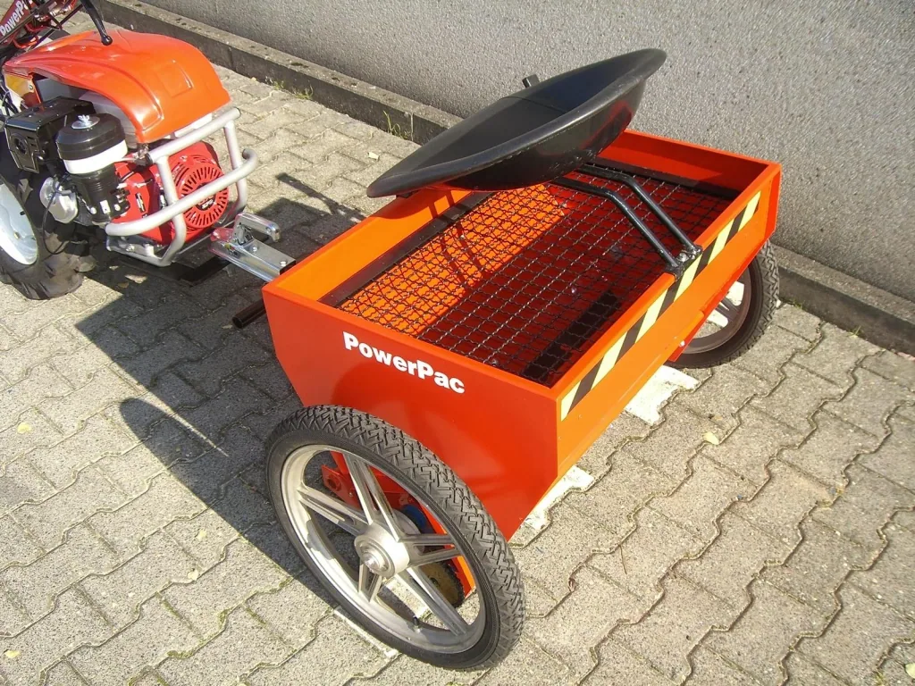 Salt and fertilizer spreader with 100 liters spreading capacity