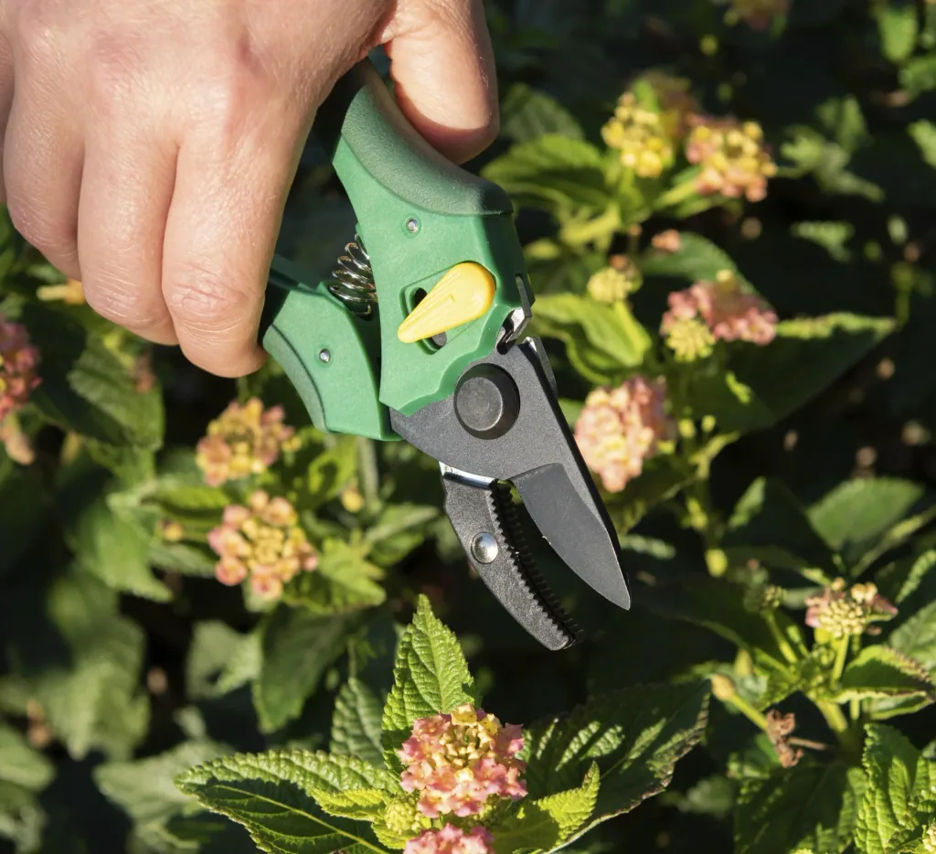 One-handed garden shears