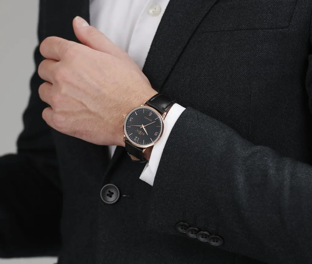 Elegant men's and women's watch set in rose gold look with genuine leather strap