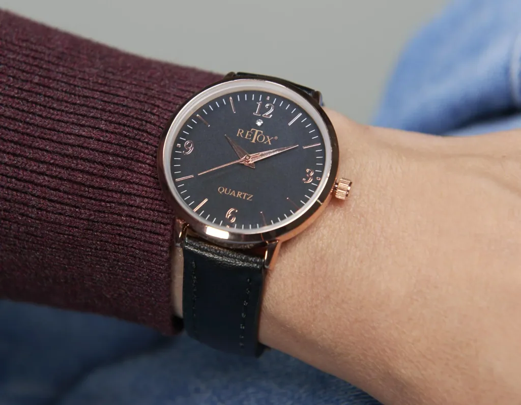 Elegant men's and women's watch set in rose gold look with genuine leather strap