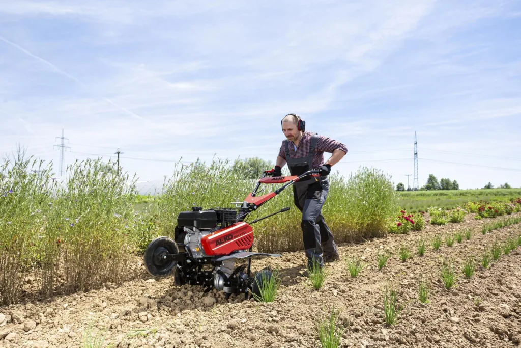 Gasoline-powered motor hoe MH 770 Comfort