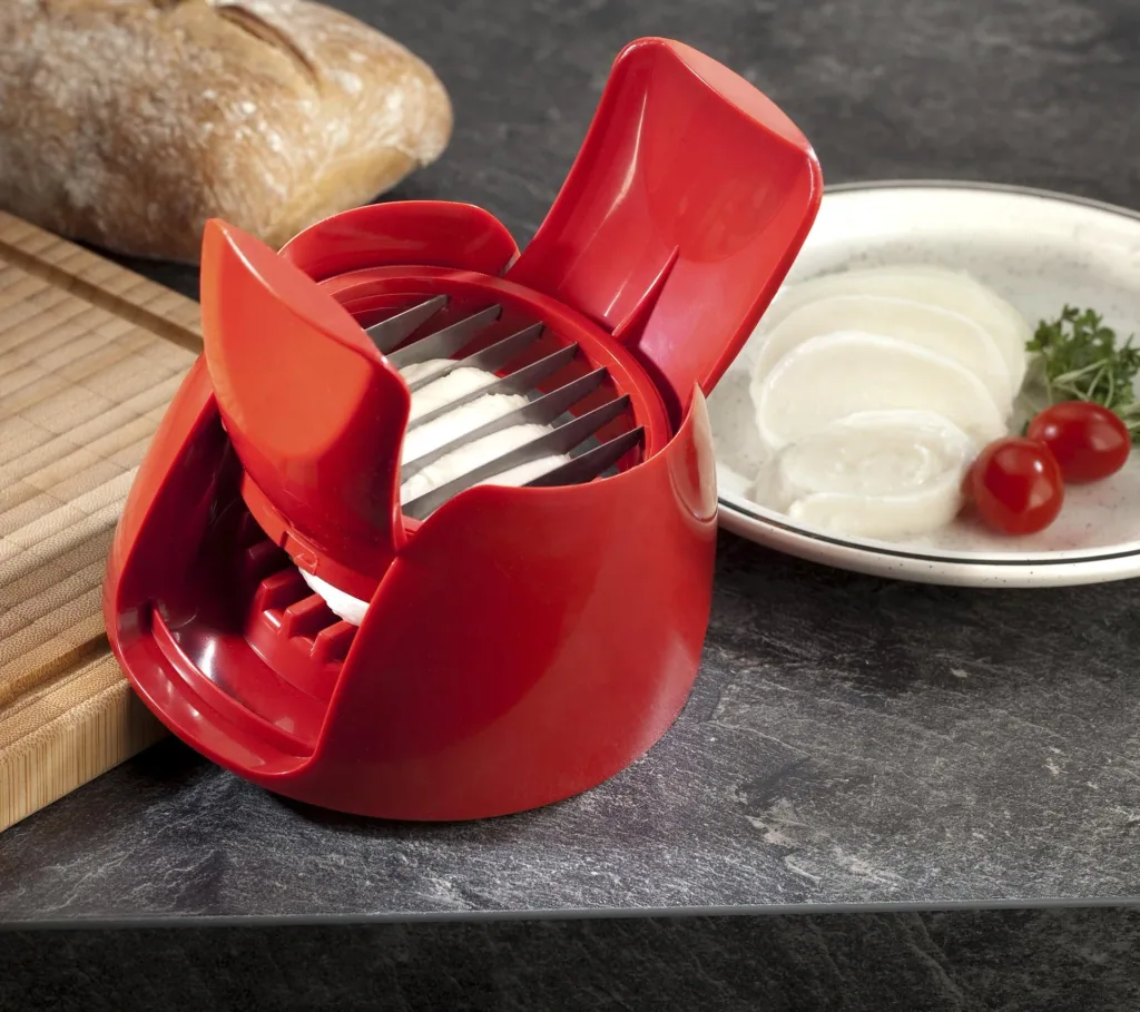Tomato and mozzarella cutter, red