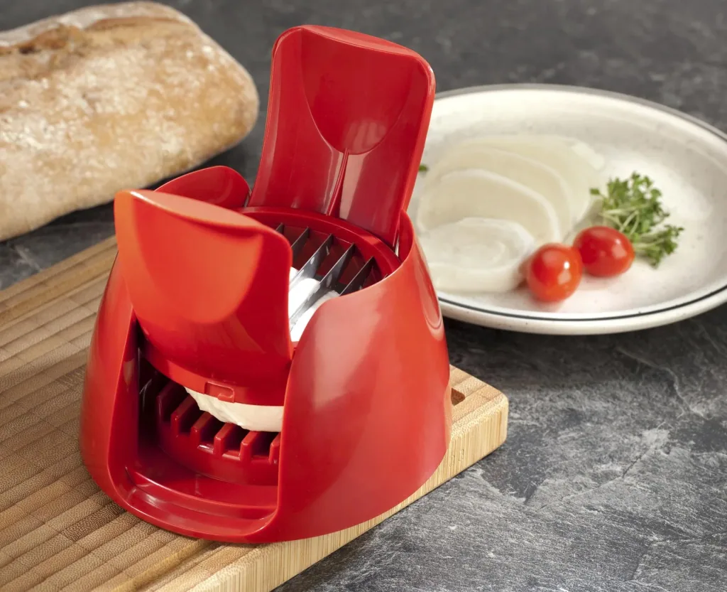Tomato and mozzarella cutter, red