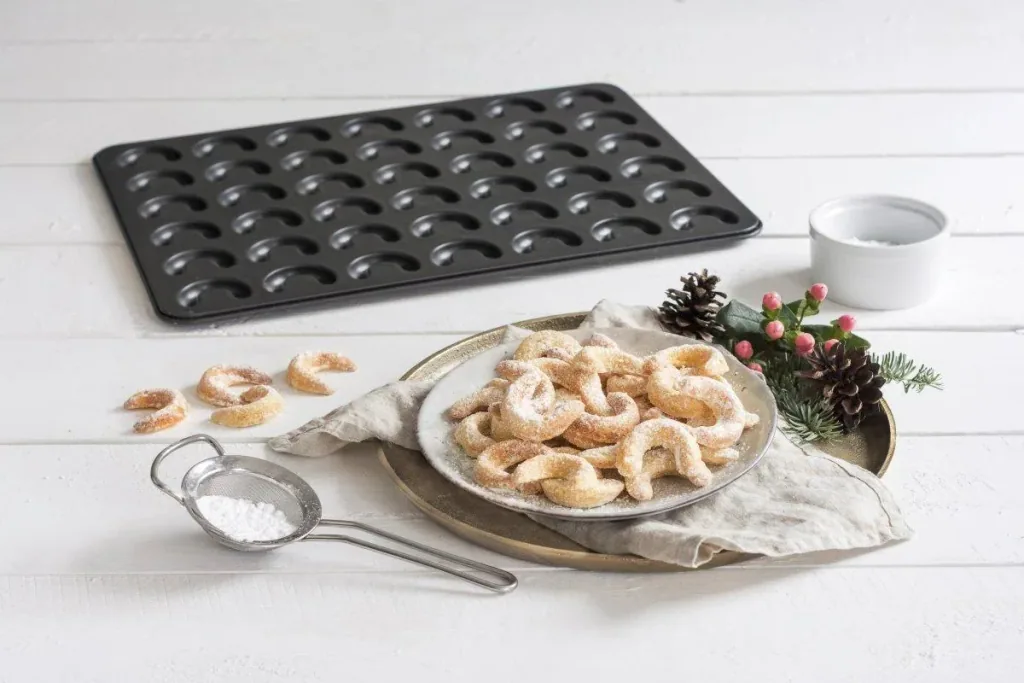 Vanilla crescent baking tray 42 x 32 x 2 cm, with dough card
