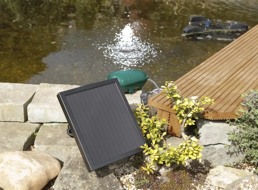 Solar pond aerator with two air stones