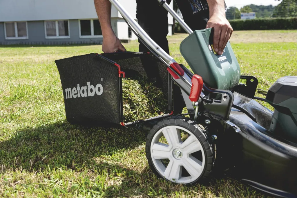 Cordless lawn mower RM 36-18 LTX BL 46 2x 5.2 Ah, charger ASC 145 Duo