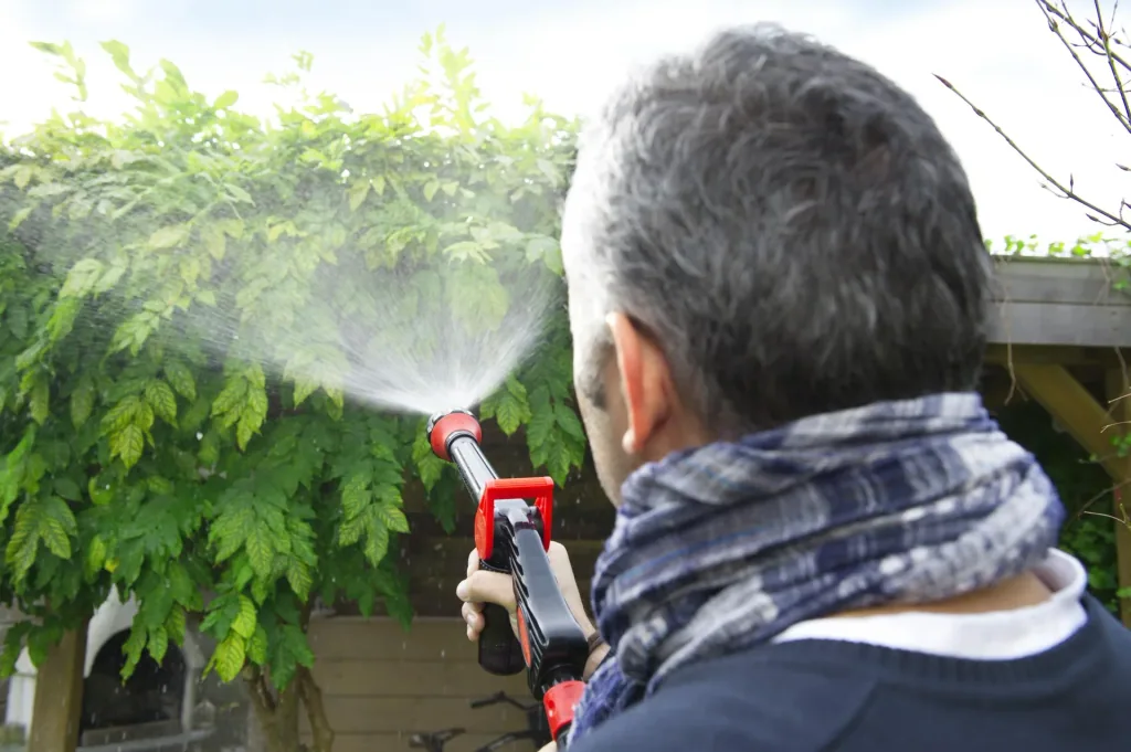 High-performance washing gun "F1 AQUABLASTER" + 1 x shine shampoo