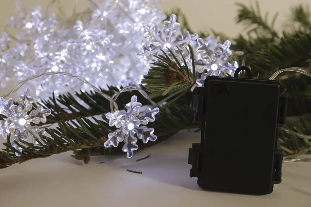 Battery-powered fairy lights with snowflake decoration, 50 white LEDs