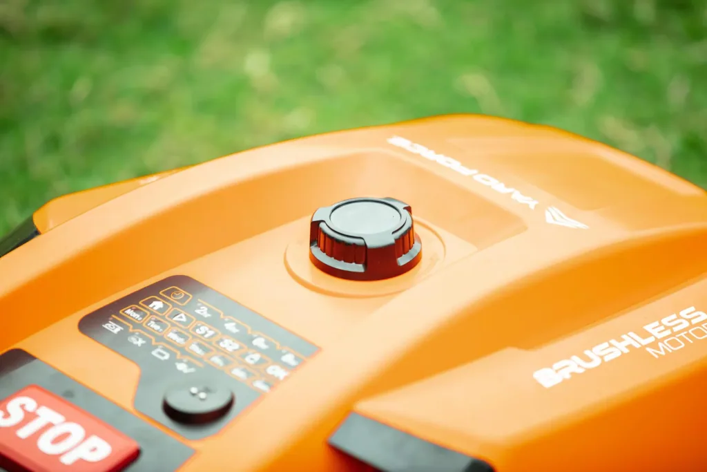 Robotic lawnmower Classic 600B - up to 600 m²