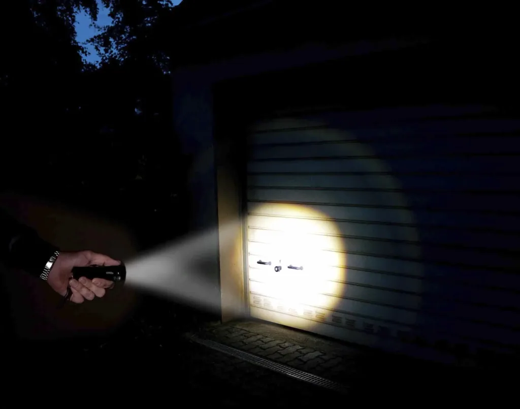 Focusable aluminum flashlight - with 5 watt CREE LED