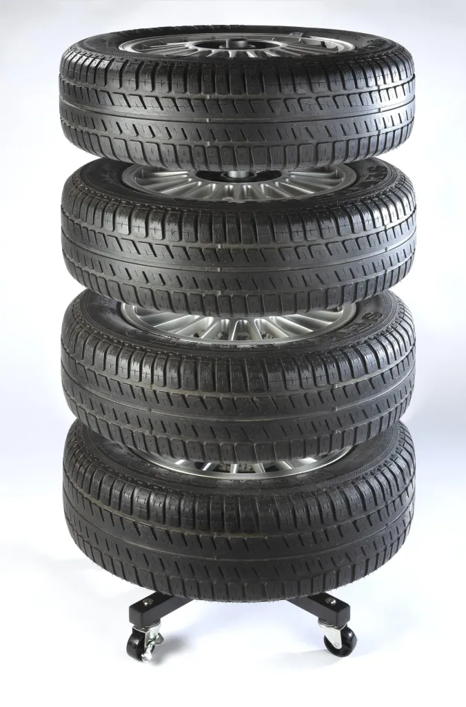 Rim and tire holder with rollers
