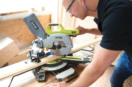 Mitre saw with pull function, 1500 watts, saw blade diameter 216 mm