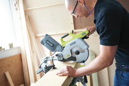 Mitre saw with pull function, 1500 watts, saw blade diameter 216 mm