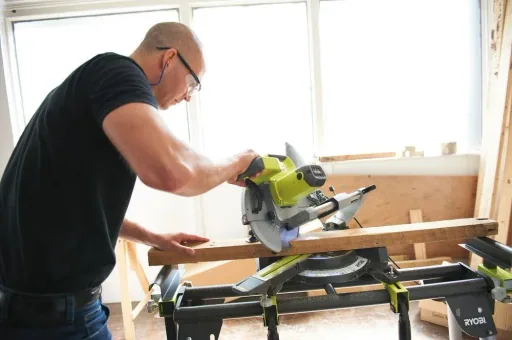 Mitre saw with pull function, 1500 watts, saw blade diameter 216 mm