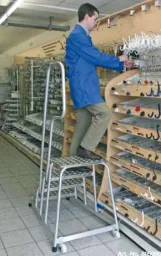 Mobile aluminum assembly step with handrail and castors 4 steps ladder