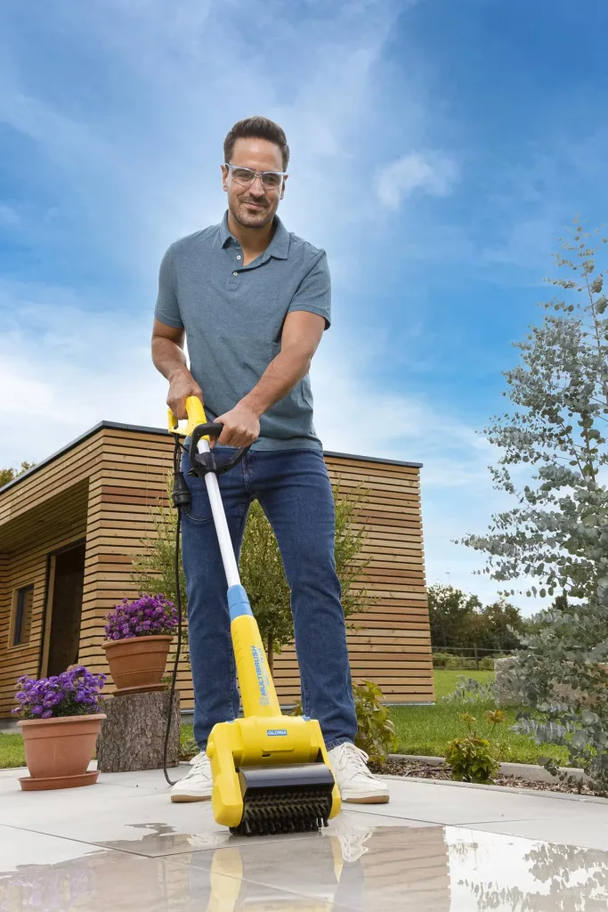 Multifunctional electric brush with flexible speed control