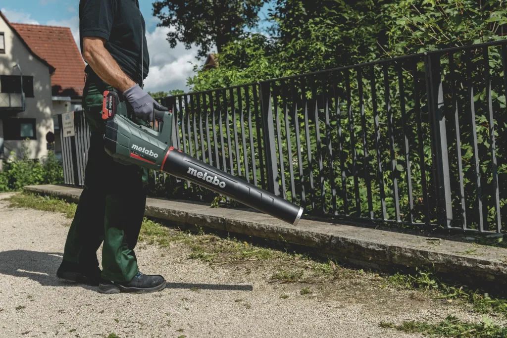 Cordless leaf blower LB 18 LTX BL 2x 5.2 Ah, charger ASC 55