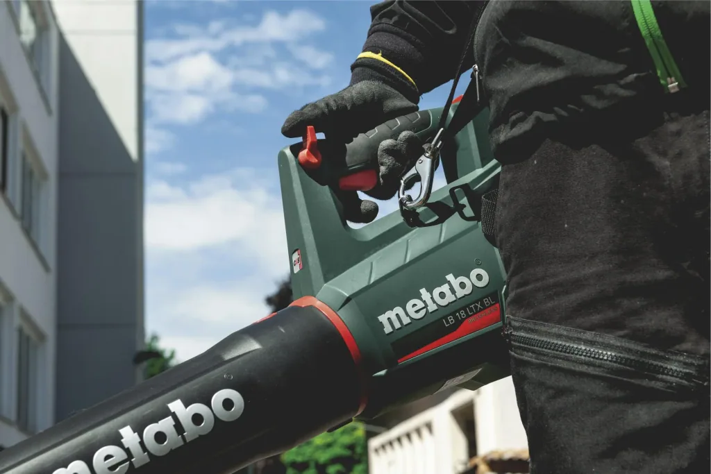 Cordless leaf blower LB 18 LTX BL 2x 5.2 Ah, charger ASC 55