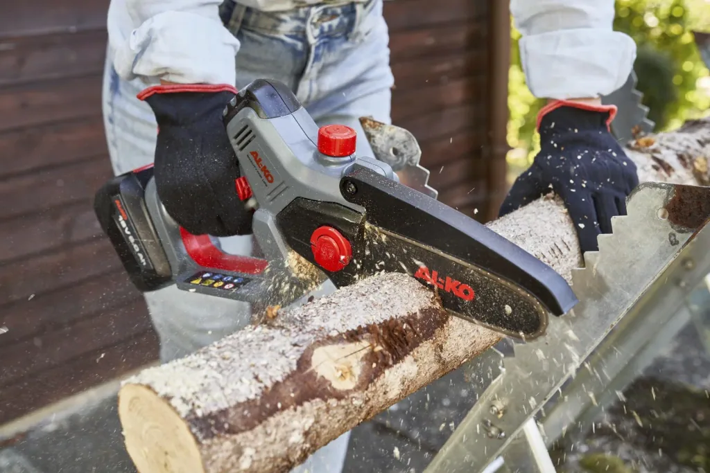Cordless mini chainsaw CSM 1815 including 1 battery and charger, 18 V BOSCH HOME AND GARDEN COMPATIBLE