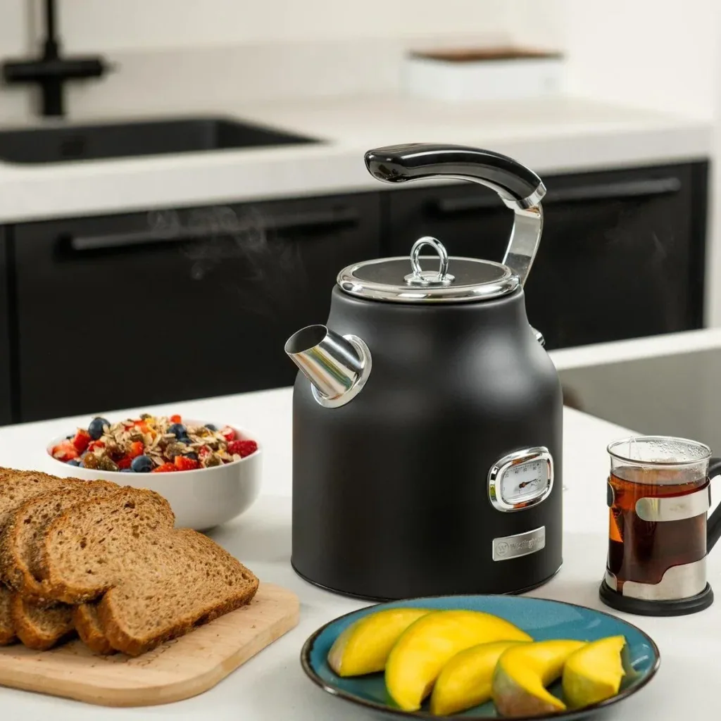 Retro Kettle - 1.7 Liters - Black