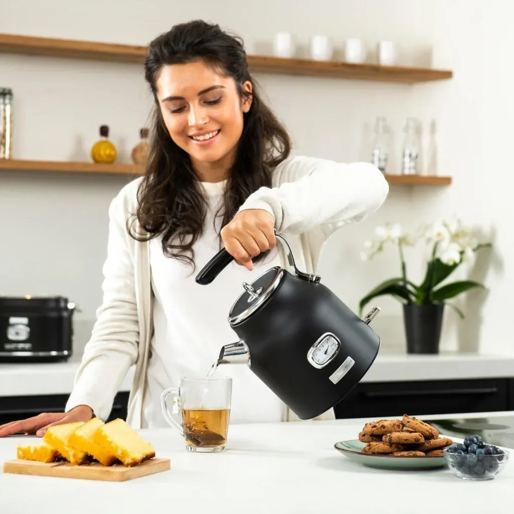 Retro Kettle - 1.7 Liters - Black