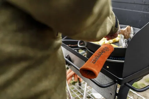 Aramid handle cover for fire pan