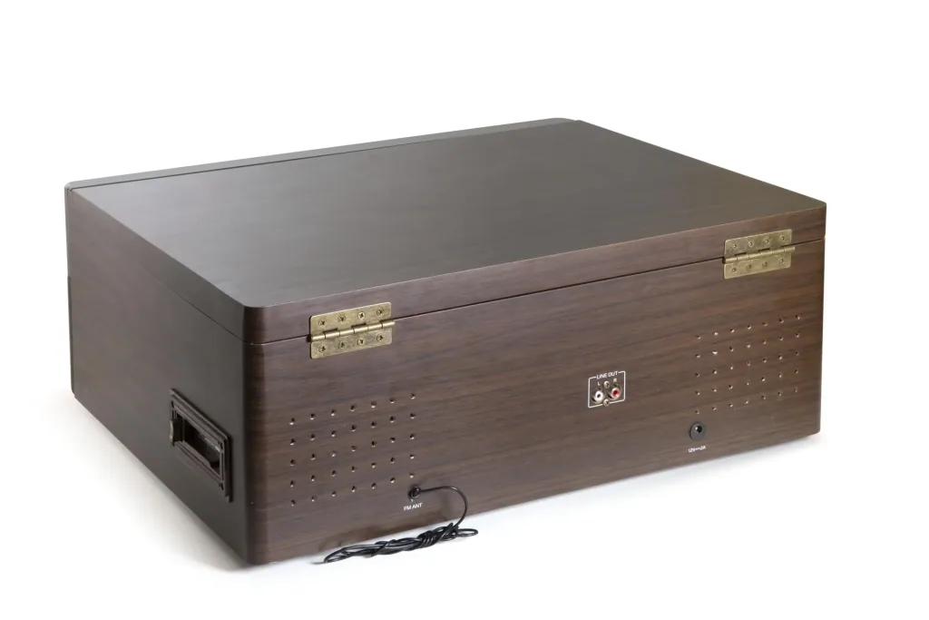 DAB music center with radio, CD, Bluetooth, record player and digitizer