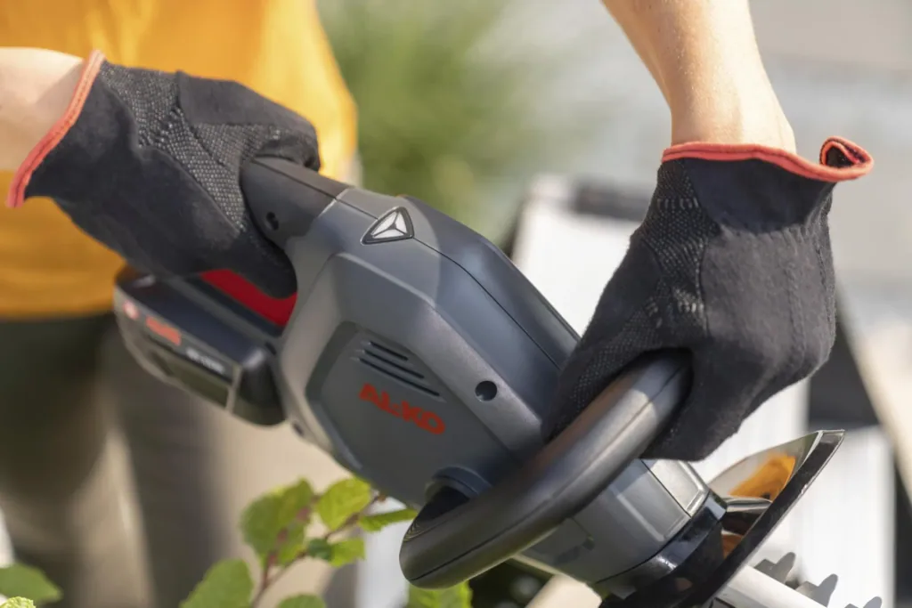 18 V BOSCH HOME AND GARDEN COMPATIBLE Cordless Hedge Trimmer HT 1845 - incl. battery and charger