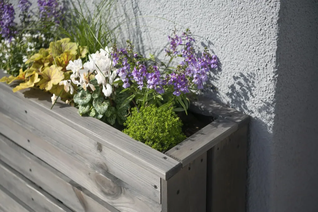Solo planter with storage space