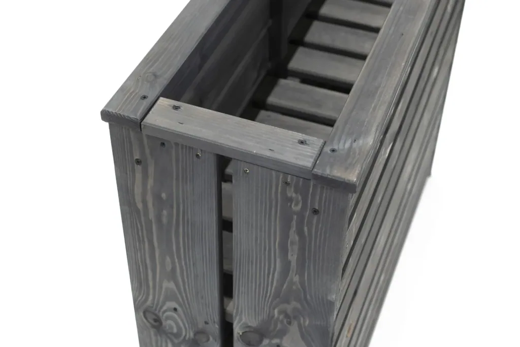 Solo planter with storage space
