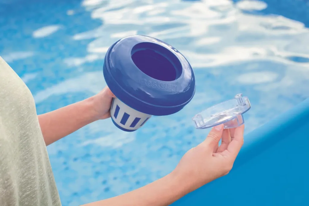Chemical float for pools