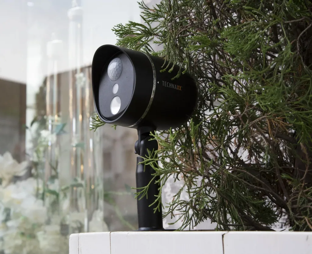 HD outdoor camera with LED light and motion detection - black
