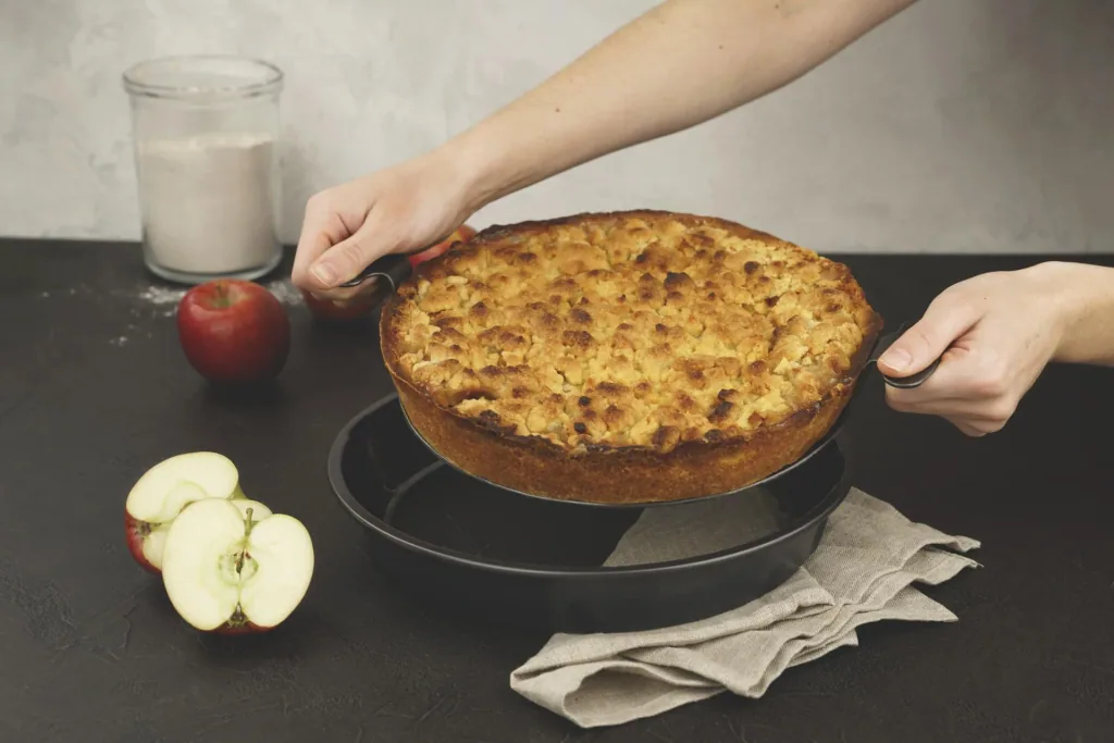 Baking pan with removable base
