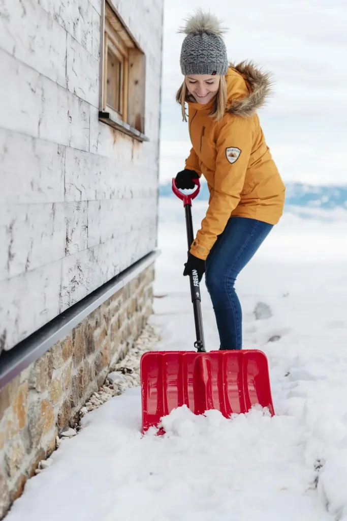 Snow shovel, plastic